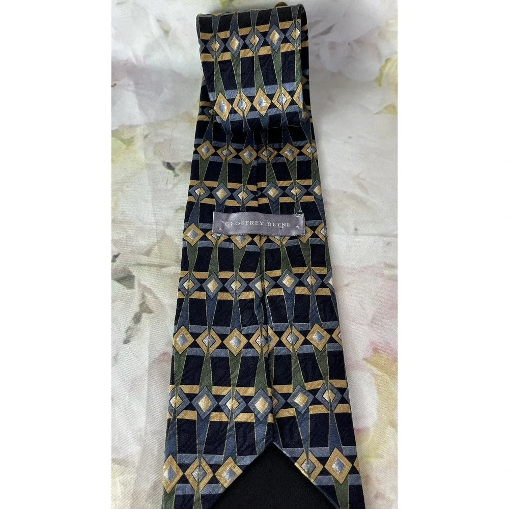 GEOFFREY BEENE 100% Silk Tie Necktie 57